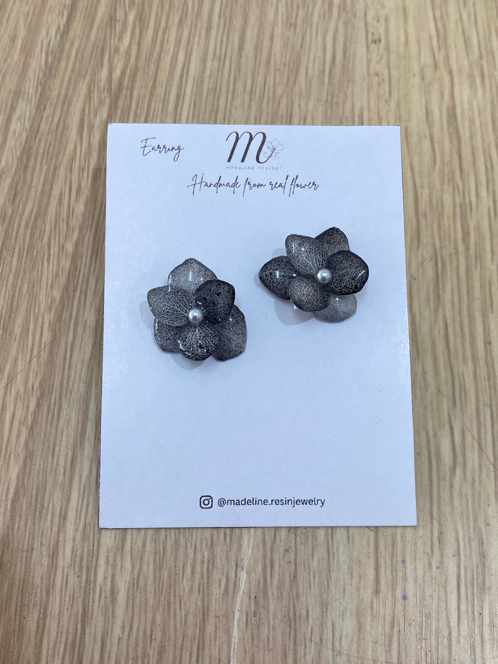 Hydrangea Plump Stud / Clip Earrings